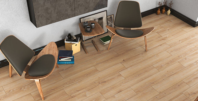 Salon moderne avec plancher de bois franc clair